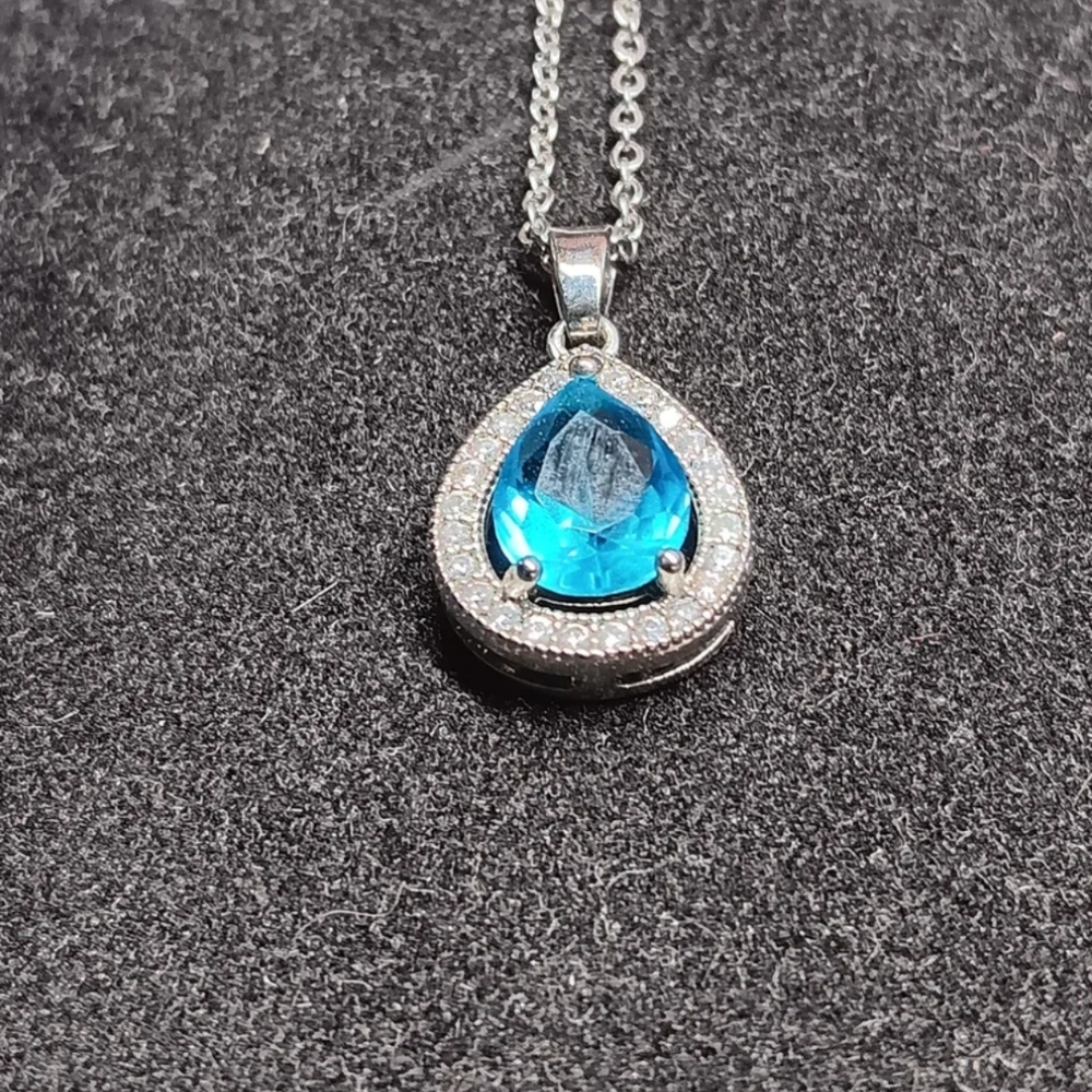 18" Elegant Blue Teardrop Pendant  Silver Necklace NEVER WORN